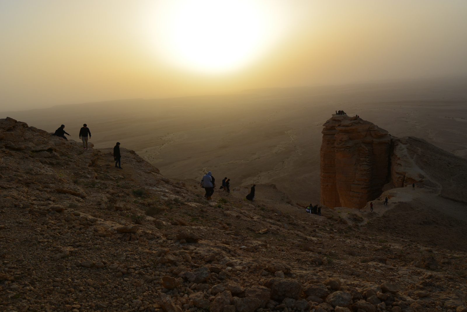 مخيم نجوم حافة العالم